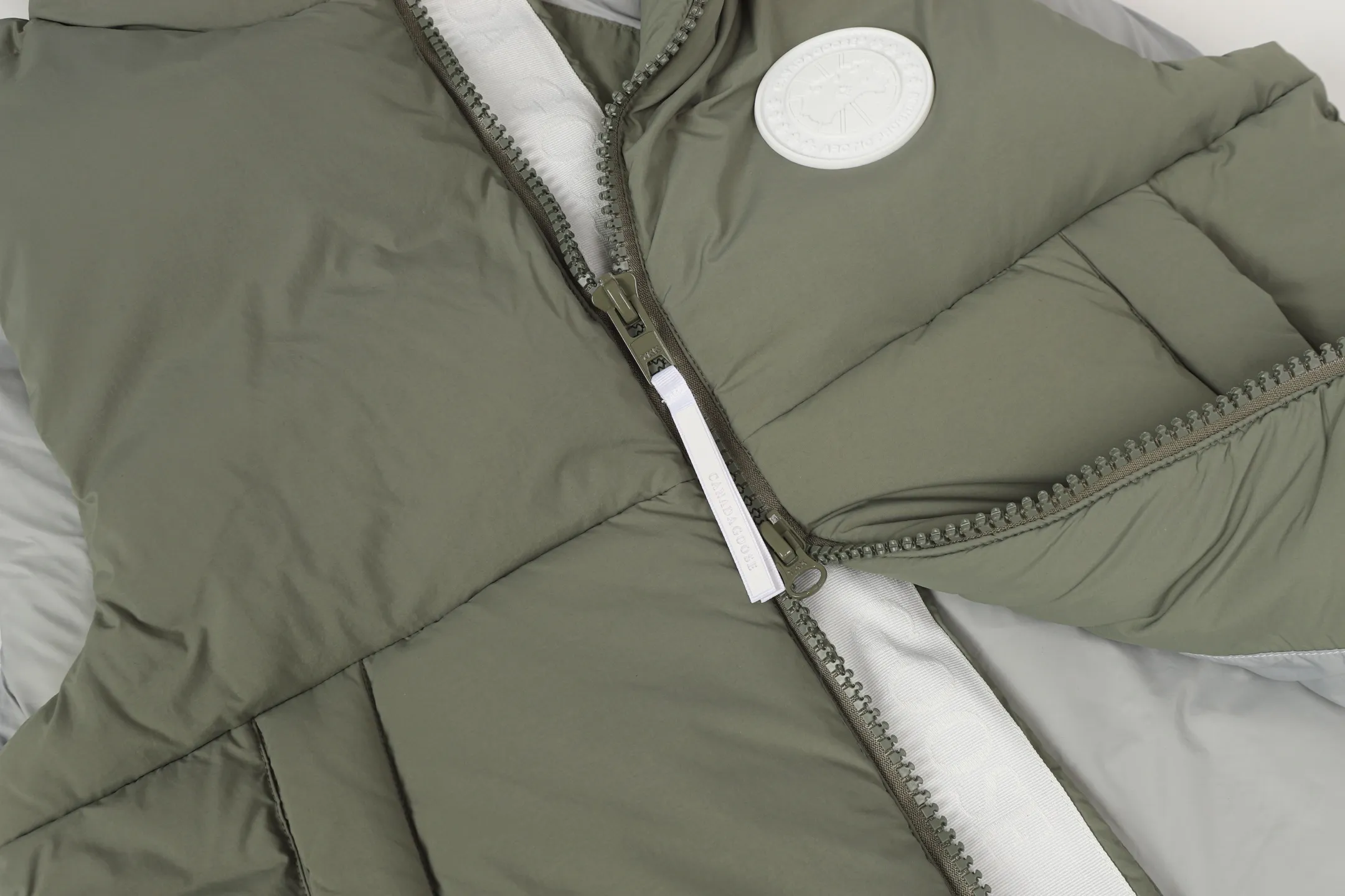 P480 CANADA GOOSE/PASTELS capsule white label series down vest The white label series is a capsule limited series and the most popular PASTELS series this year. The chest labels are all white badges with pure silicone texture. The pattern has a strong contrast between concave and convex. The topographic map of Canada on the badge is lifelike. The plastic material used for currency logos on the market is very hard to the touch! Our original independent order accessories are all custom-made original accessories. The imported YKK zipper has correct teeth and the zipper teeth are very thick. The zipper webbing logo is printed with three M fluorescent colors and the original custom-made washed logo. The placket webbing and wiring details are all restored. Color: Black Pure White Light Pink Khaki Moonlight Gray Size: XS S M L XL